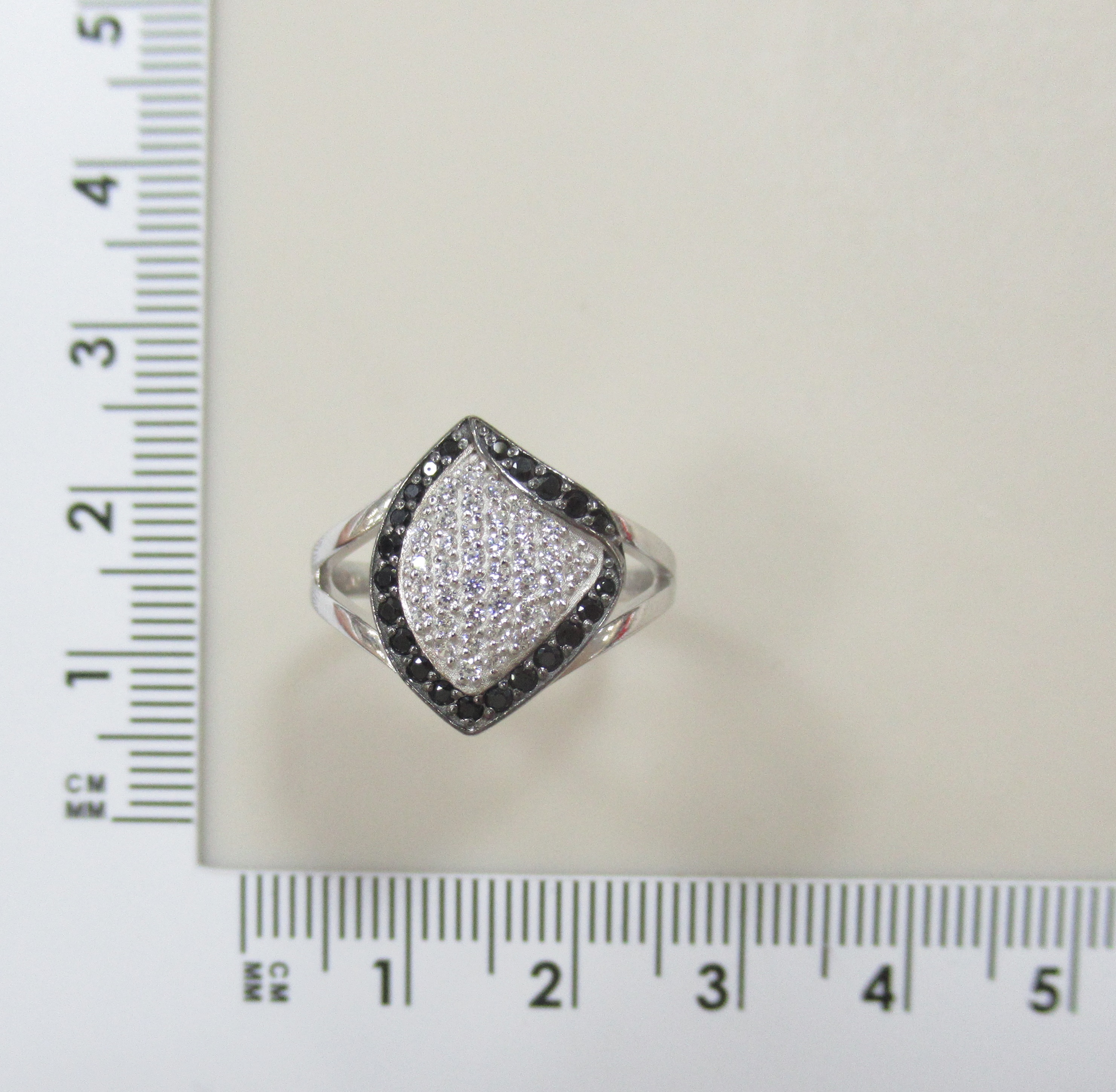 Серебряное кольцо со шпинелью